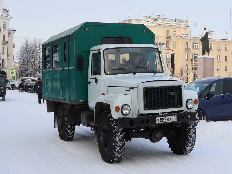 Благотворительный фонд «Железногорск» передал в зону специальной военной операции автомобиль.