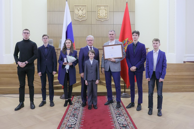 Почетный знак «Материнская слава» получили две семьи из Железногорска.